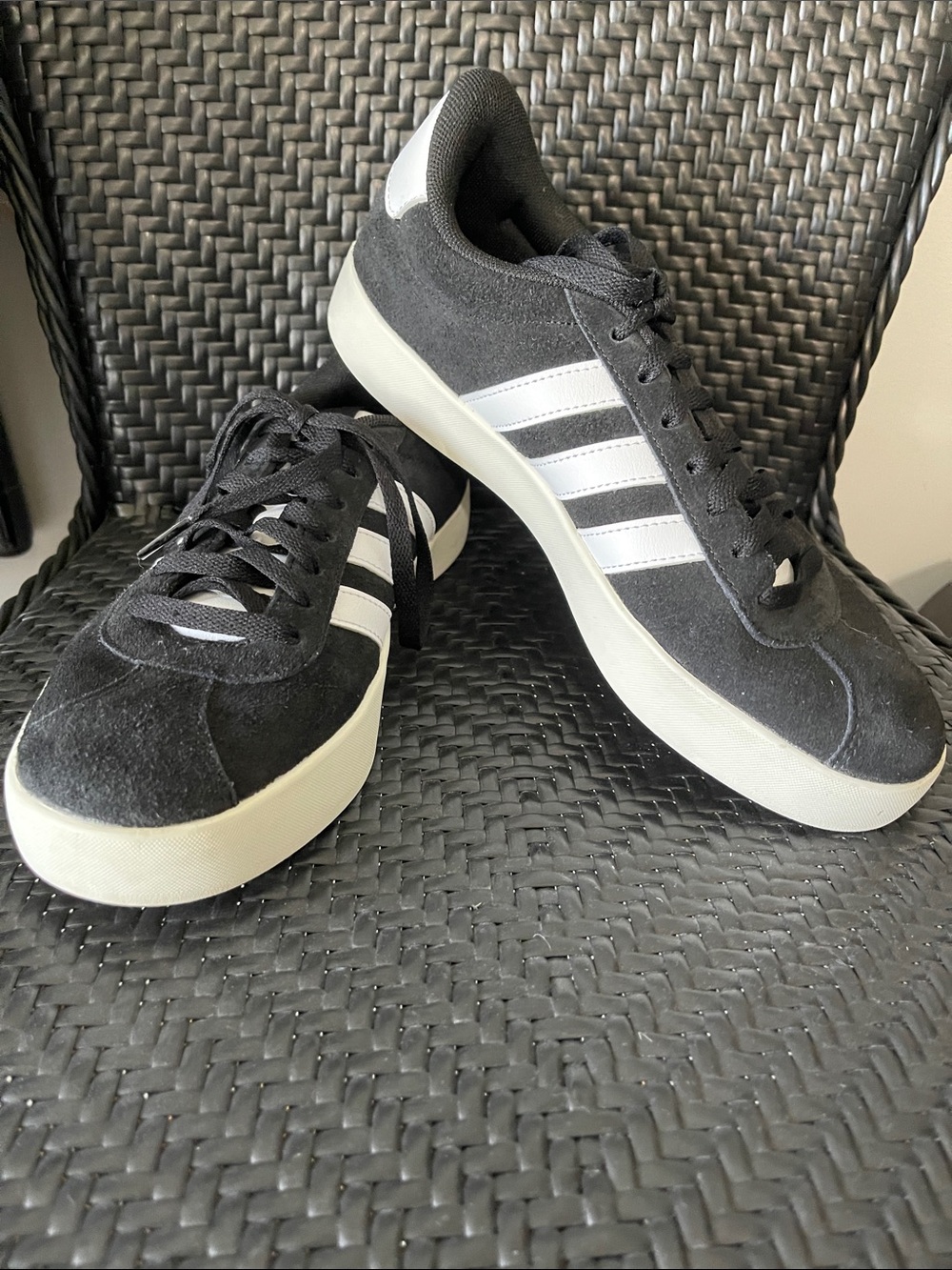 adidas suede Sneakers with White Stripes - Classic Low-Top Size 8.5